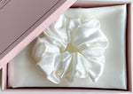 Cargar imagen en el visor de la galería, Set of Silk Pillowcase and Scrunchie
