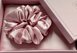 Carregar imagem no visualizador da galeria, Set of Silk Pillowcase and Scrunchie
