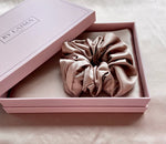 Carica l&#39;immagine nel visualizzatore di Gallery, Set of Silk Pillowcase and Scrunchie
