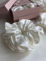 Afbeelding in Gallery-weergave laden, Silk Scrunchie in Moonstone
