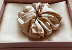 将图片加载到图库查看器，Set of Silk Pillowcase and Scrunchie
